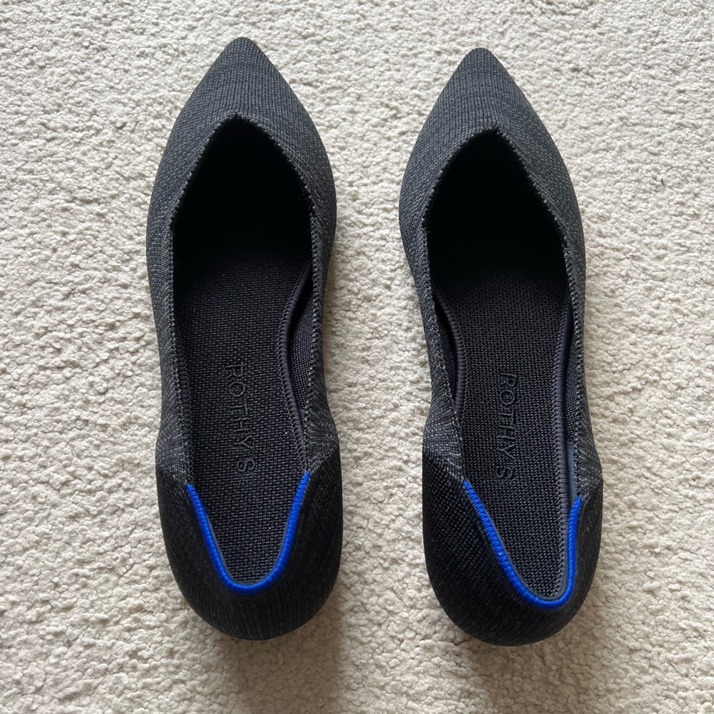 Brand new, never worn heathered black Rothy’s point in size 8.5